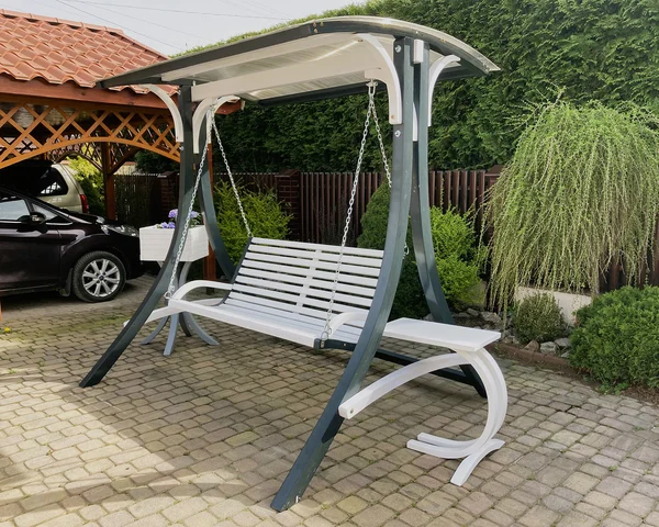 Drewniana huśtawka ogrodowa