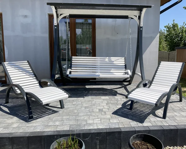 Stolik kawowy na tarasie